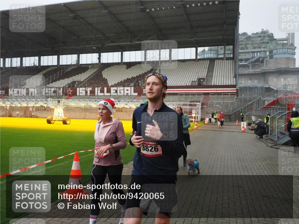 07.12.2025 - St. Pauli X-Mass-Run No. 15 Fabian Wolf http://msf.ph/oto/9420065 07.12.2025 11:36:25 Ziel 1753, 1792, 2907, 3610, 3612, 3826, 4628 meine-sportfotos.de