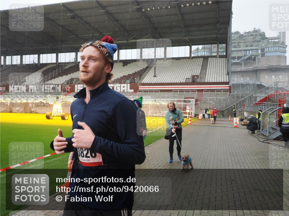 07.12.2025 - St. Pauli X-Mass-Run No. 15 Fabian Wolf http://msf.ph/oto/9420066 07.12.2025 11:36:25 Ziel 1753, 1792, 2907, 3610, 3612, 3826, 4628 meine-sportfotos.de