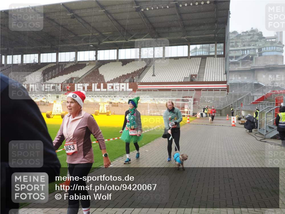 07.12.2025 - St. Pauli X-Mass-Run No. 15 Fabian Wolf http://msf.ph/oto/9420067 07.12.2025 11:36:26 Ziel 1753, 1792, 3610, 3612, 3826, 4628 meine-sportfotos.de