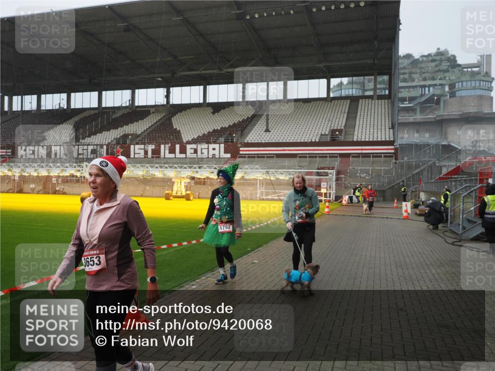 07.12.2025 - St. Pauli X-Mass-Run No. 15 Fabian Wolf http://msf.ph/oto/9420068 07.12.2025 11:36:26 Ziel 1753, 1792, 3610, 3612, 3826, 4628 meine-sportfotos.de