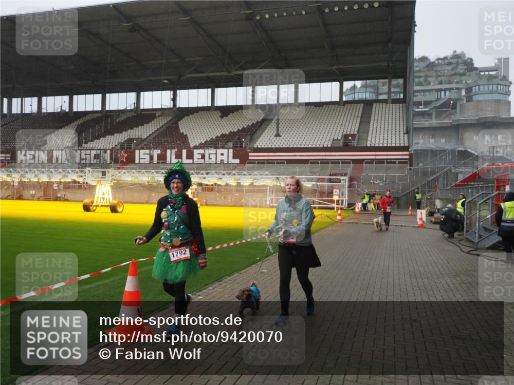07.12.2025 - St. Pauli X-Mass-Run No. 15 Fabian Wolf http://msf.ph/oto/9420070 07.12.2025 11:36:28 Ziel 1753, 1792, 3826, 4628 meine-sportfotos.de