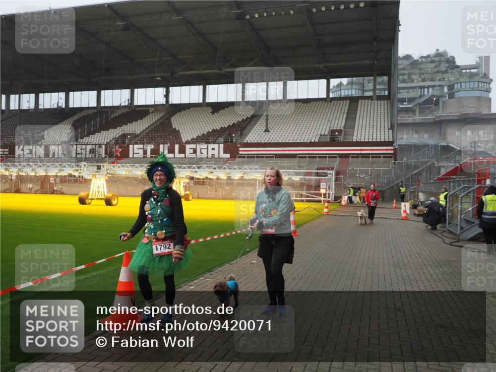 07.12.2025 - St. Pauli X-Mass-Run No. 15 Fabian Wolf http://msf.ph/oto/9420071 07.12.2025 11:36:28 Ziel 1753, 1792, 3826, 4628 meine-sportfotos.de