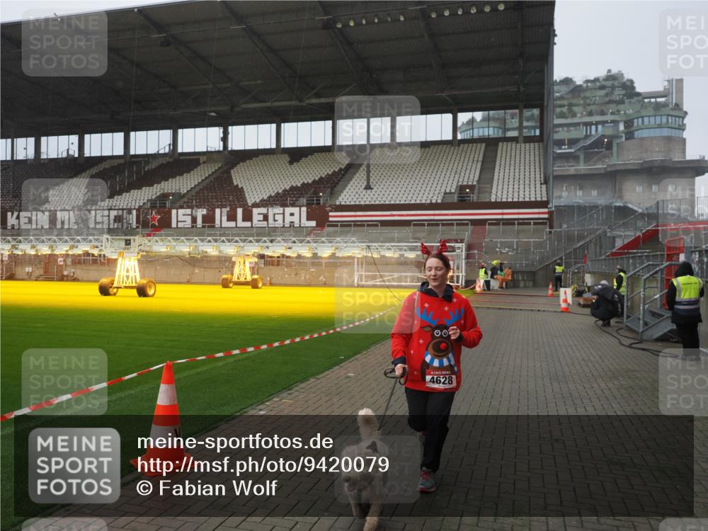 07.12.2025 - St. Pauli X-Mass-Run No. 15 Fabian Wolf http://msf.ph/oto/9420079 07.12.2025 11:36:32 Ziel 3826, 4628 meine-sportfotos.de