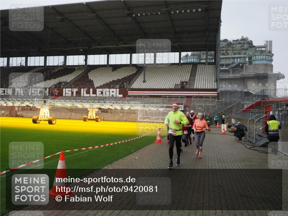 07.12.2025 - St. Pauli X-Mass-Run No. 15 Fabian Wolf http://msf.ph/oto/9420081 07.12.2025 11:36:53 Ziel 1588, 1590, 2004, 2102, 2405, 2517, 2917 meine-sportfotos.de