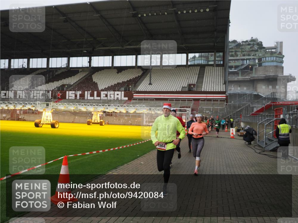 07.12.2025 - St. Pauli X-Mass-Run No. 15 Fabian Wolf http://msf.ph/oto/9420084 07.12.2025 11:36:54 Ziel 1588, 1590, 2004, 2022, 2102, 2405, 2517, 2917 meine-sportfotos.de