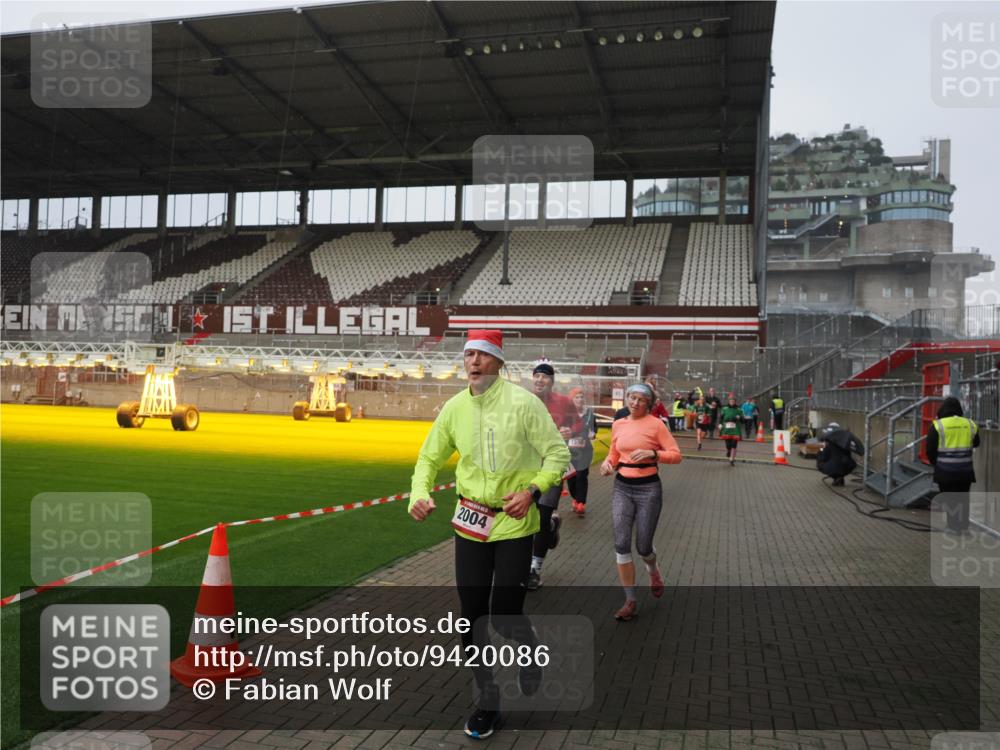 07.12.2025 - St. Pauli X-Mass-Run No. 15 Fabian Wolf http://msf.ph/oto/9420086 07.12.2025 11:36:54 Ziel 1588, 1590, 2004, 2022, 2102, 2405, 2517, 2917 meine-sportfotos.de