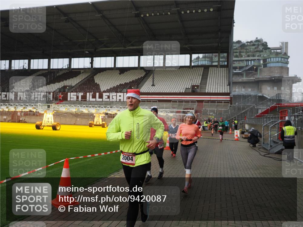 07.12.2025 - St. Pauli X-Mass-Run No. 15 Fabian Wolf http://msf.ph/oto/9420087 07.12.2025 11:36:54 Ziel 1588, 1590, 2004, 2022, 2102, 2405, 2517, 2917 meine-sportfotos.de