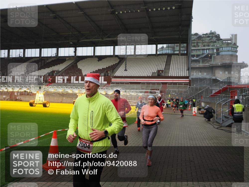 07.12.2025 - St. Pauli X-Mass-Run No. 15 Fabian Wolf http://msf.ph/oto/9420088 07.12.2025 11:36:55 Ziel 1588, 1590, 2004, 2022, 2102, 2405, 2517, 2917 meine-sportfotos.de