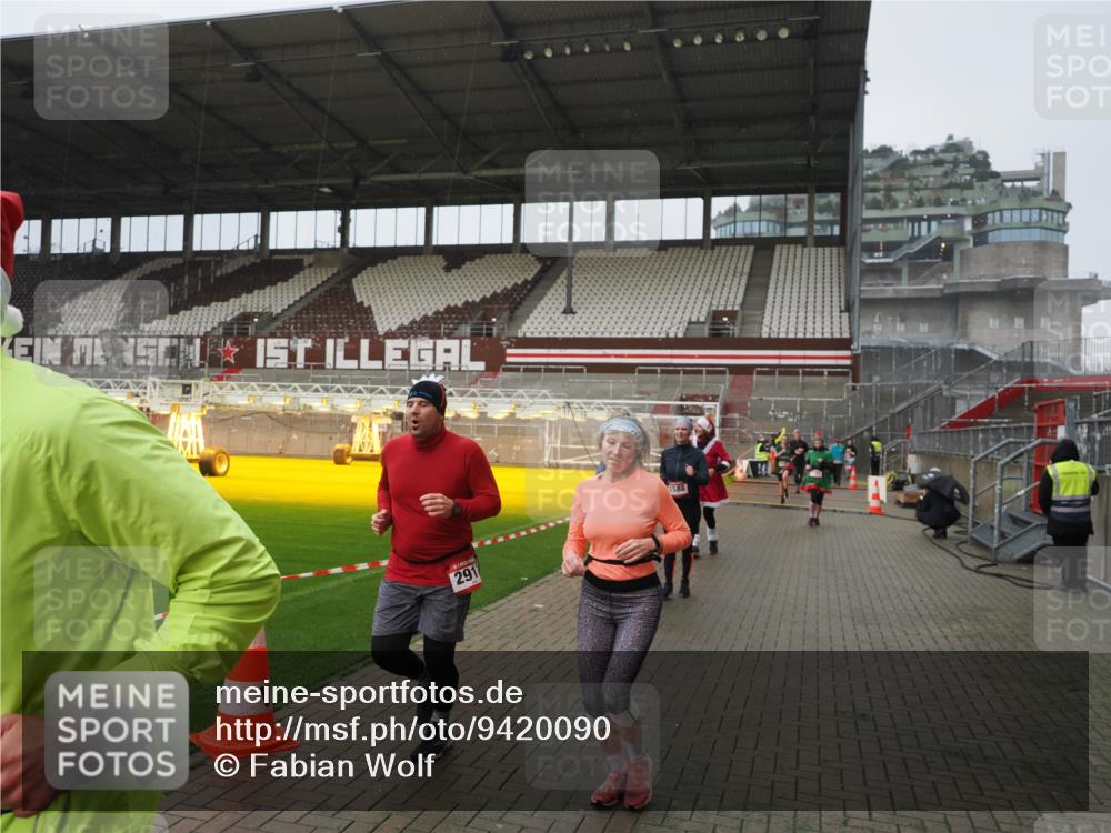 07.12.2025 - St. Pauli X-Mass-Run No. 15 Fabian Wolf http://msf.ph/oto/9420090 07.12.2025 11:36:55 Ziel 1588, 1590, 2004, 2022, 2102, 2405, 2517, 2917 meine-sportfotos.de