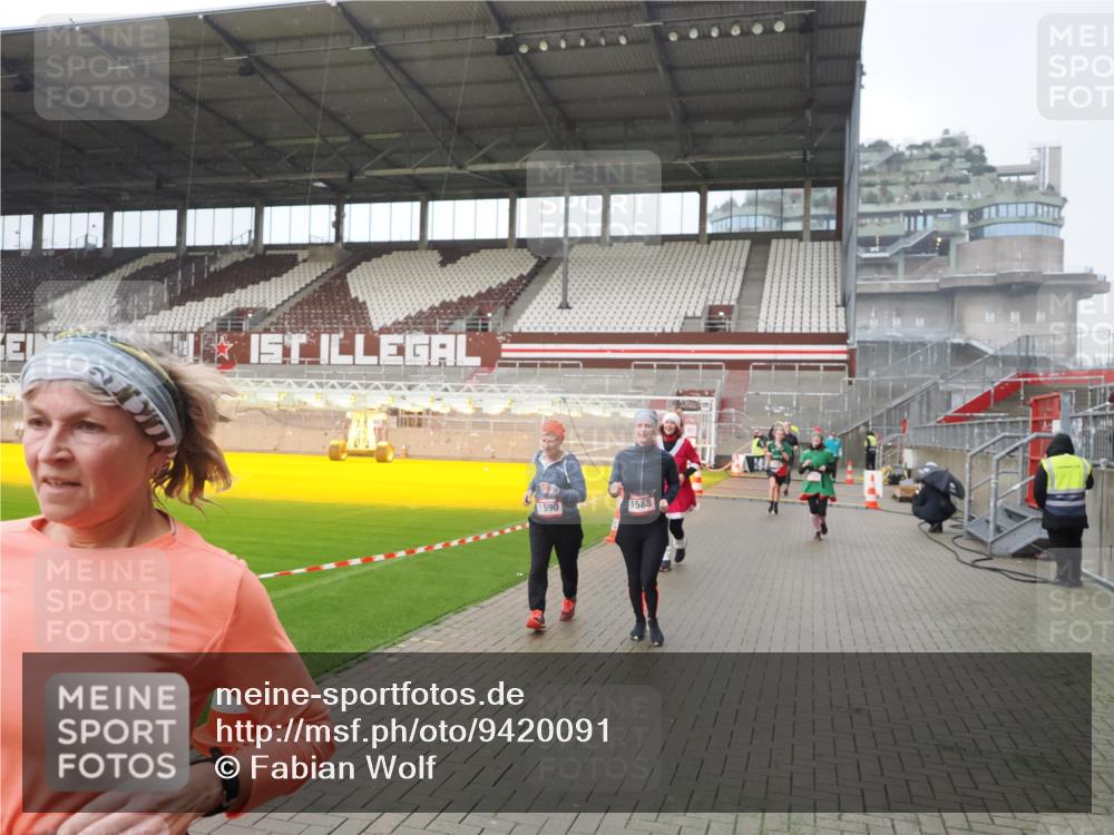 07.12.2025 - St. Pauli X-Mass-Run No. 15 Fabian Wolf http://msf.ph/oto/9420091 07.12.2025 11:36:56 Ziel 1588, 1590, 2004, 2022, 2102, 2405, 2517, 2917, 3931 meine-sportfotos.de