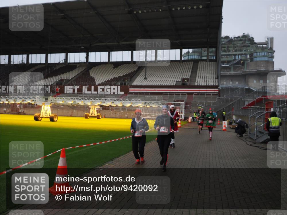 07.12.2025 - St. Pauli X-Mass-Run No. 15 Fabian Wolf http://msf.ph/oto/9420092 07.12.2025 11:36:56 Ziel 1588, 1590, 2004, 2022, 2102, 2405, 2517, 2917, 3931 meine-sportfotos.de