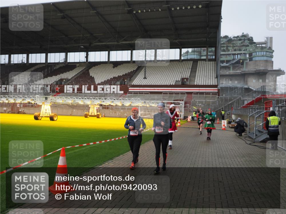 07.12.2025 - St. Pauli X-Mass-Run No. 15 Fabian Wolf http://msf.ph/oto/9420093 07.12.2025 11:36:56 Ziel 1588, 1590, 2004, 2022, 2102, 2405, 2517, 2917, 3931 meine-sportfotos.de