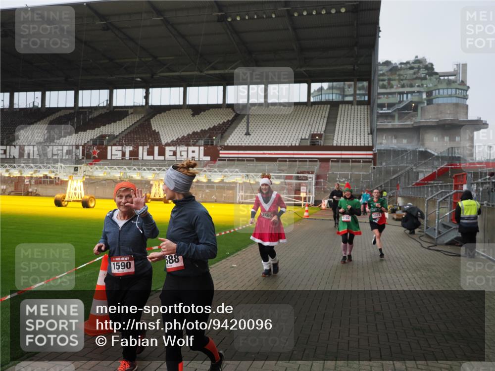 07.12.2025 - St. Pauli X-Mass-Run No. 15 Fabian Wolf http://msf.ph/oto/9420096 07.12.2025 11:36:58 Ziel 484, 1588, 1590, 2004, 2022, 2102, 2279, 2405, 2517, 2917, 3931 meine-sportfotos.de
