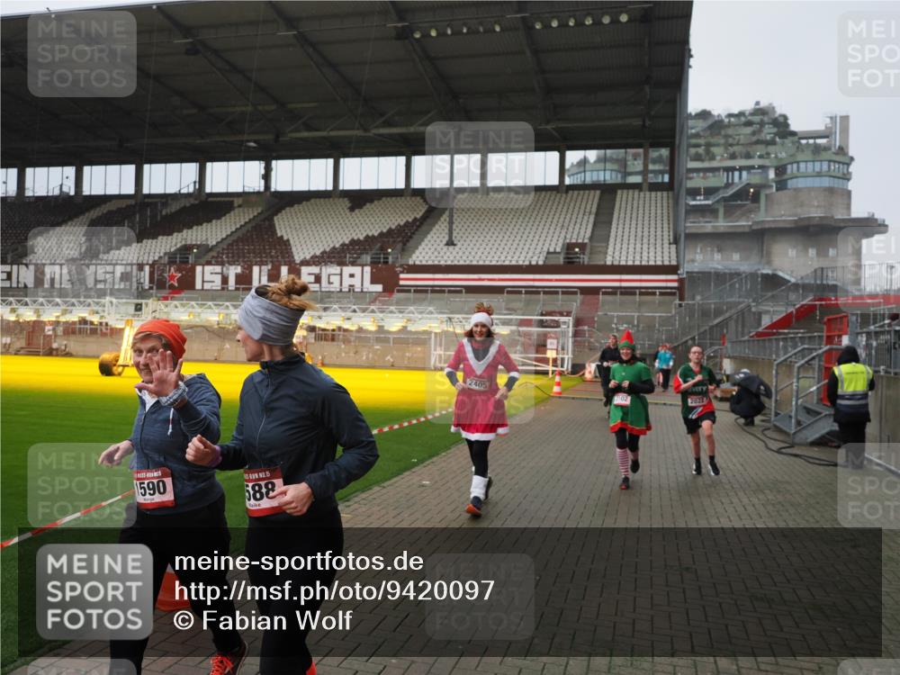 07.12.2025 - St. Pauli X-Mass-Run No. 15 Fabian Wolf http://msf.ph/oto/9420097 07.12.2025 11:36:58 Ziel 484, 1588, 1590, 2004, 2022, 2102, 2279, 2405, 2517, 2917, 3931 meine-sportfotos.de