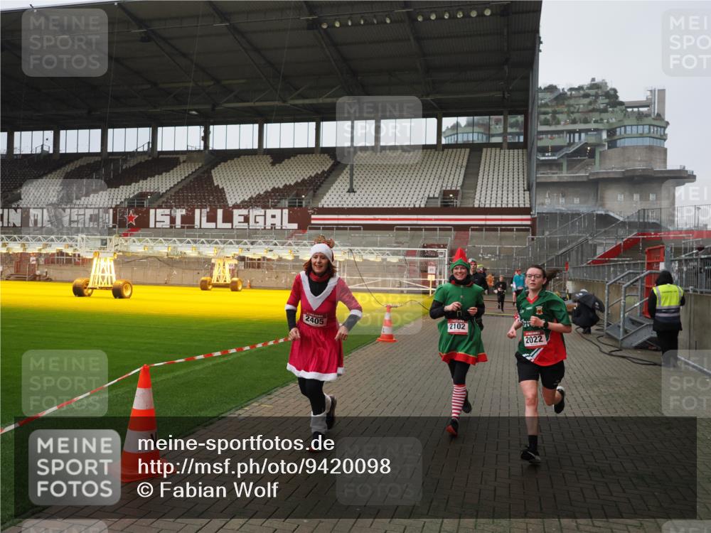 07.12.2025 - St. Pauli X-Mass-Run No. 15 Fabian Wolf http://msf.ph/oto/9420098 07.12.2025 11:36:59 Ziel 484, 1588, 1590, 2004, 2022, 2102, 2279, 2405, 2517, 2917, 3931 meine-sportfotos.de