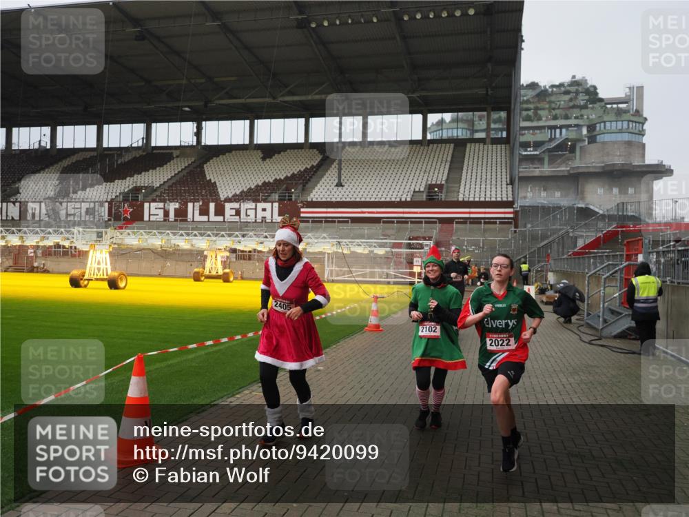 07.12.2025 - St. Pauli X-Mass-Run No. 15 Fabian Wolf http://msf.ph/oto/9420099 07.12.2025 11:36:59 Ziel 484, 1588, 1590, 2004, 2022, 2102, 2279, 2405, 2517, 2917, 3931 meine-sportfotos.de