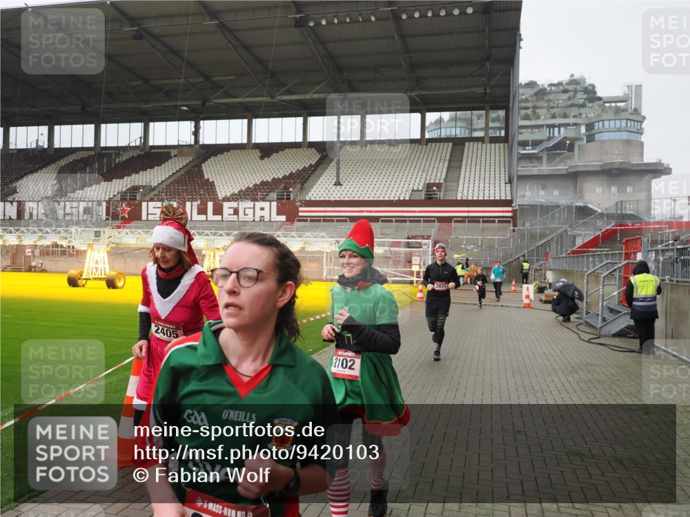 07.12.2025 - St. Pauli X-Mass-Run No. 15 Fabian Wolf http://msf.ph/oto/9420103 07.12.2025 11:37:00 Ziel 484, 991, 1588, 1590, 2004, 2022, 2102, 2279, 2405, 2517, 2917, 3931 meine-sportfotos.de
