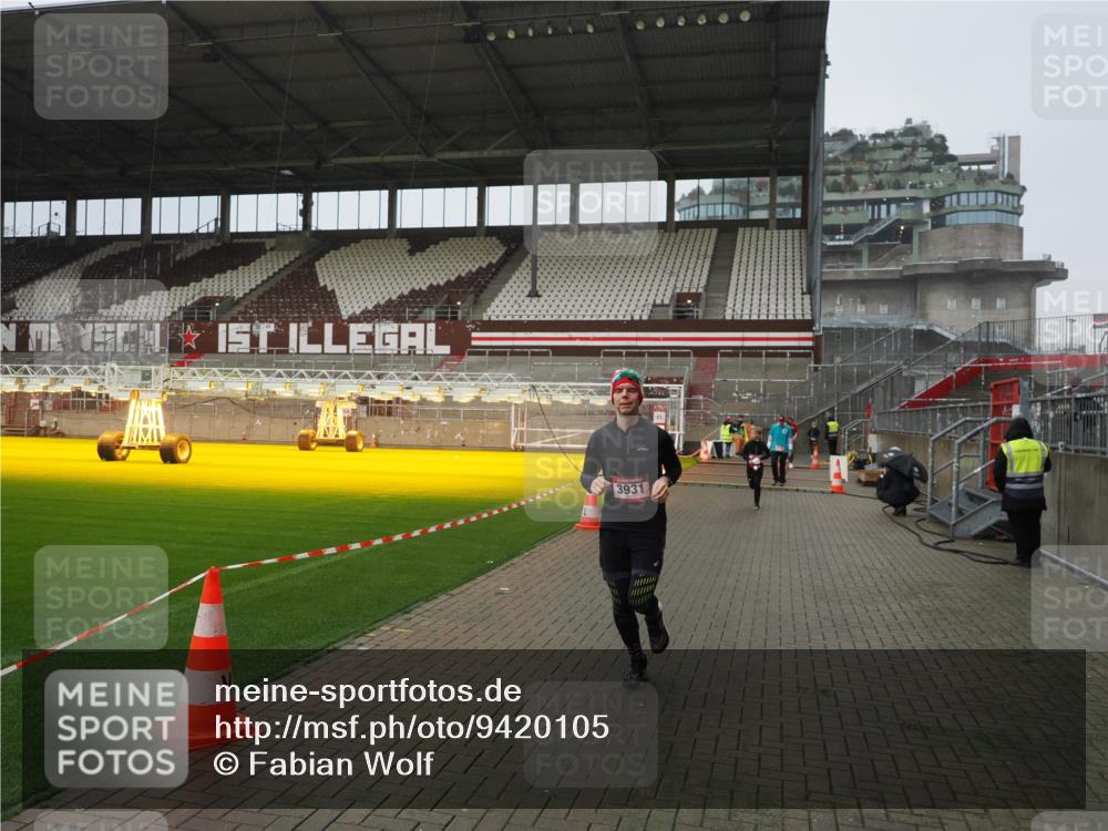07.12.2025 - St. Pauli X-Mass-Run No. 15 Fabian Wolf http://msf.ph/oto/9420105 07.12.2025 11:37:01 Ziel 484, 991, 1588, 1590, 2004, 2022, 2102, 2279, 2405, 2517, 2917, 3931 meine-sportfotos.de