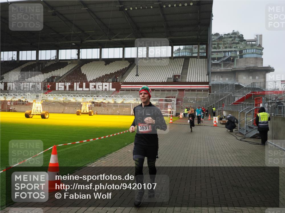 07.12.2025 - St. Pauli X-Mass-Run No. 15 Fabian Wolf http://msf.ph/oto/9420107 07.12.2025 11:37:02 Ziel 484, 991, 1588, 1590, 2004, 2022, 2102, 2279, 2405, 2517, 2686, 2917, 3931 meine-sportfotos.de