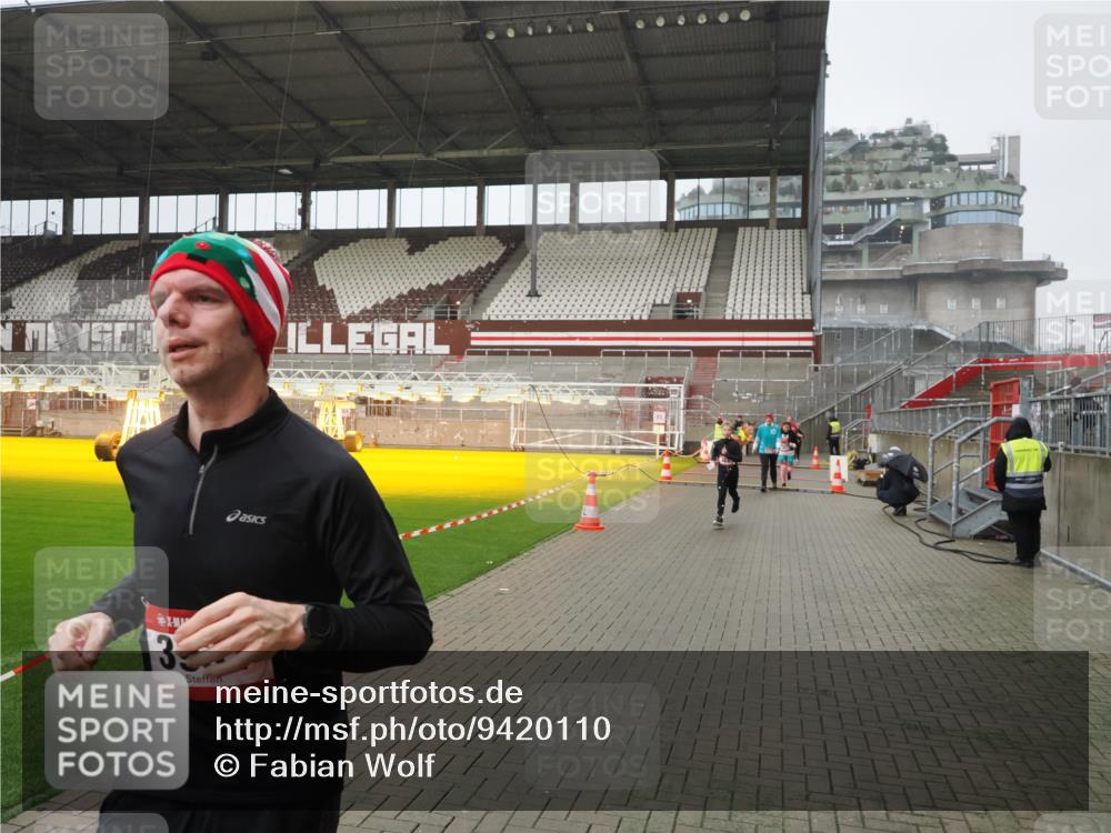07.12.2025 - St. Pauli X-Mass-Run No. 15 Fabian Wolf http://msf.ph/oto/9420110 07.12.2025 11:37:02 Ziel 484, 991, 1588, 1590, 2004, 2022, 2102, 2279, 2405, 2517, 2686, 2917, 3931 meine-sportfotos.de
