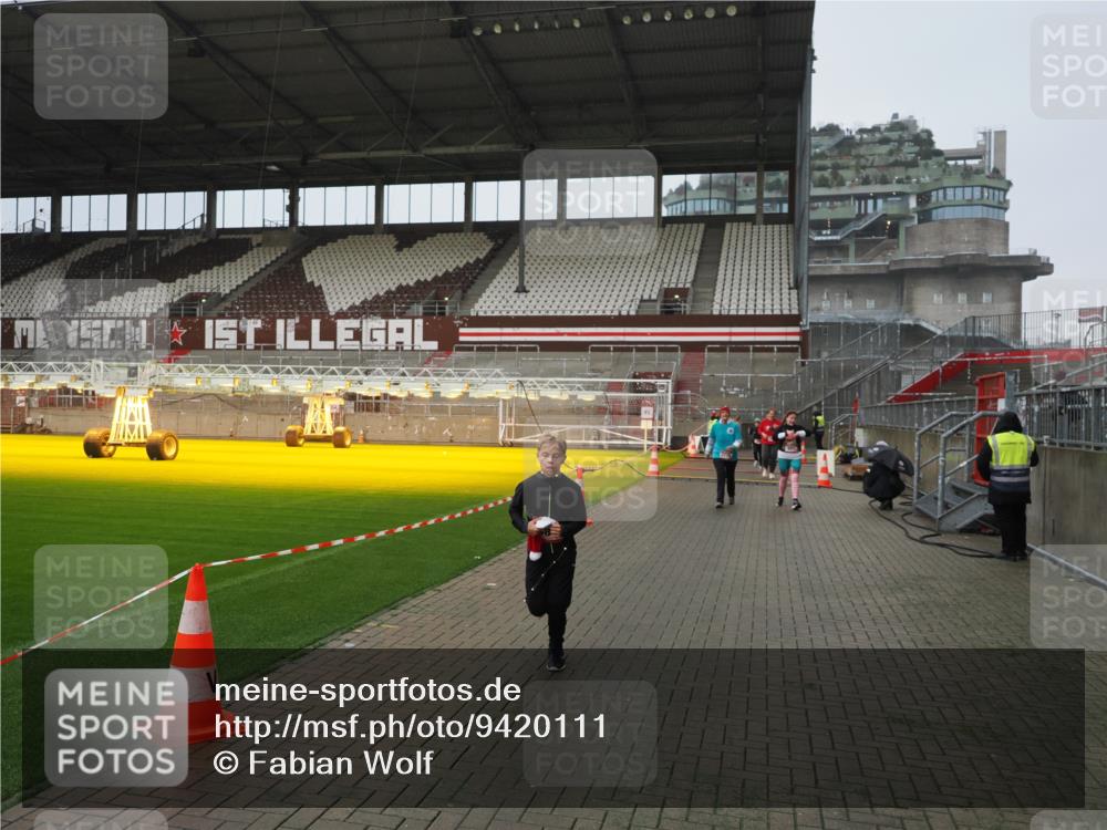 07.12.2025 - St. Pauli X-Mass-Run No. 15 Fabian Wolf http://msf.ph/oto/9420111 07.12.2025 11:37:05 Ziel 484, 991, 1280, 1588, 1590, 2004, 2022, 2102, 2279, 2405, 2517, 2686, 2917, 3931 meine-sportfotos.de