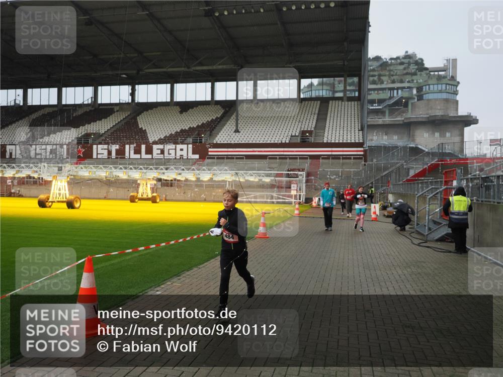 07.12.2025 - St. Pauli X-Mass-Run No. 15 Fabian Wolf http://msf.ph/oto/9420112 07.12.2025 11:37:05 Ziel 484, 991, 1280, 1588, 1590, 2004, 2022, 2102, 2279, 2405, 2517, 2686, 2917, 3931 meine-sportfotos.de