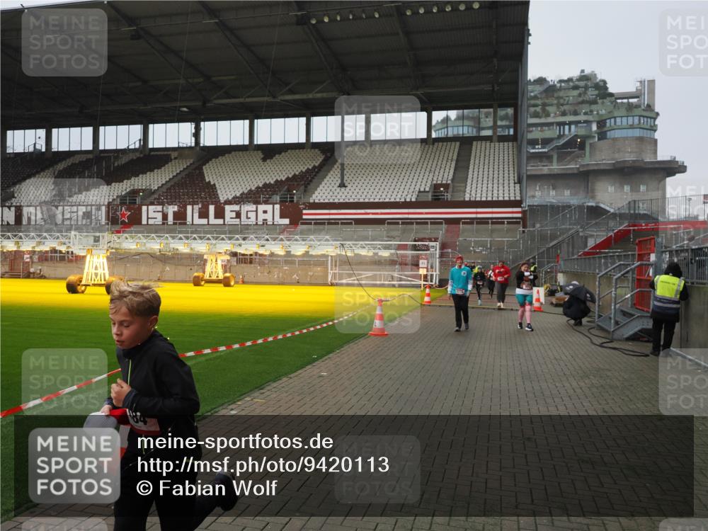 07.12.2025 - St. Pauli X-Mass-Run No. 15 Fabian Wolf http://msf.ph/oto/9420113 07.12.2025 11:37:06 Ziel 484, 991, 1280, 1588, 1590, 2004, 2022, 2102, 2279, 2405, 2517, 2686, 2917, 3931 meine-sportfotos.de