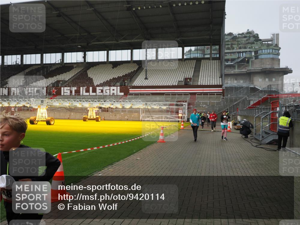 07.12.2025 - St. Pauli X-Mass-Run No. 15 Fabian Wolf http://msf.ph/oto/9420114 07.12.2025 11:37:06 Ziel 484, 991, 1280, 1588, 1590, 2004, 2022, 2102, 2279, 2405, 2517, 2686, 2917, 3931 meine-sportfotos.de