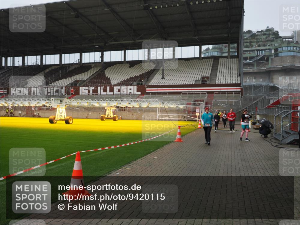 07.12.2025 - St. Pauli X-Mass-Run No. 15 Fabian Wolf http://msf.ph/oto/9420115 07.12.2025 11:37:07 Ziel 484, 991, 1280, 2004, 2022, 2102, 2153, 2279, 2517, 2686, 2917, 3931 meine-sportfotos.de