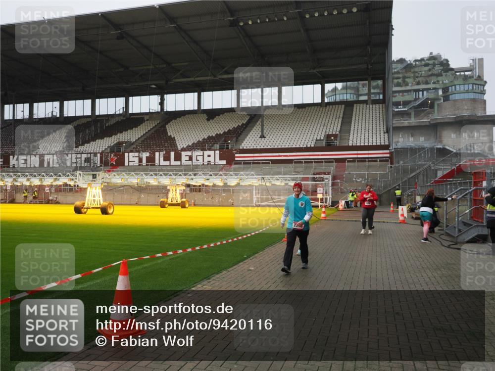 07.12.2025 - St. Pauli X-Mass-Run No. 15 Fabian Wolf http://msf.ph/oto/9420116 07.12.2025 11:37:09 Ziel 484, 991, 1280, 2022, 2102, 2153, 2279, 2686, 3931 meine-sportfotos.de