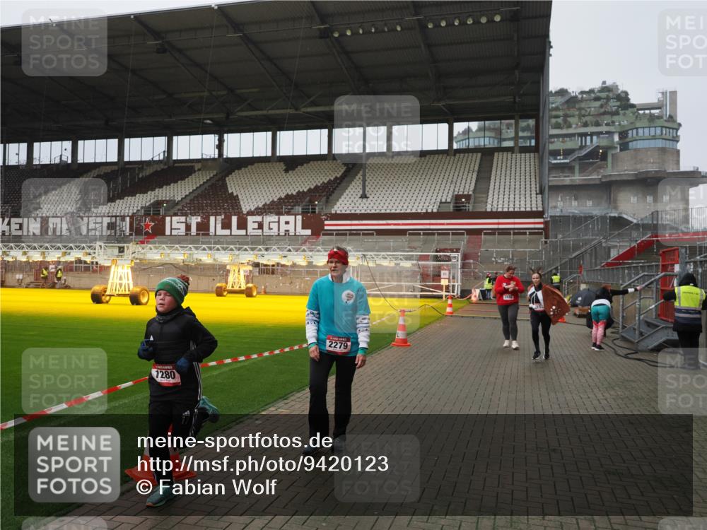 07.12.2025 - St. Pauli X-Mass-Run No. 15 Fabian Wolf http://msf.ph/oto/9420123 07.12.2025 11:37:11 Ziel 484, 991, 1280, 2022, 2102, 2153, 2279, 2686, 3931 meine-sportfotos.de
