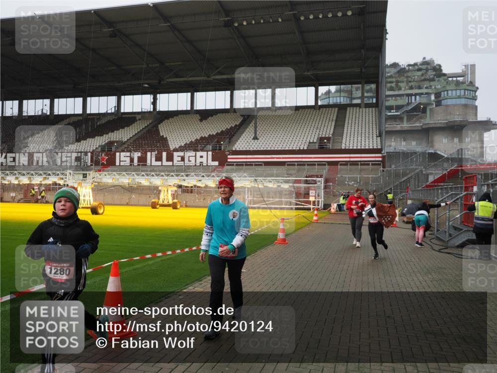 07.12.2025 - St. Pauli X-Mass-Run No. 15 Fabian Wolf http://msf.ph/oto/9420124 07.12.2025 11:37:11 Ziel 484, 991, 1280, 2022, 2102, 2153, 2279, 2686, 3931 meine-sportfotos.de