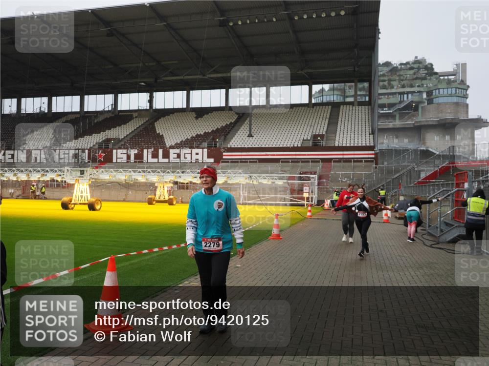 07.12.2025 - St. Pauli X-Mass-Run No. 15 Fabian Wolf http://msf.ph/oto/9420125 07.12.2025 11:37:11 Ziel 484, 991, 1280, 2022, 2102, 2153, 2279, 2686, 3931 meine-sportfotos.de