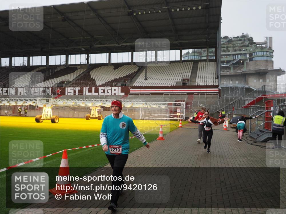 07.12.2025 - St. Pauli X-Mass-Run No. 15 Fabian Wolf http://msf.ph/oto/9420126 07.12.2025 11:37:11 Ziel 484, 991, 1280, 2022, 2102, 2153, 2279, 2686, 3931 meine-sportfotos.de