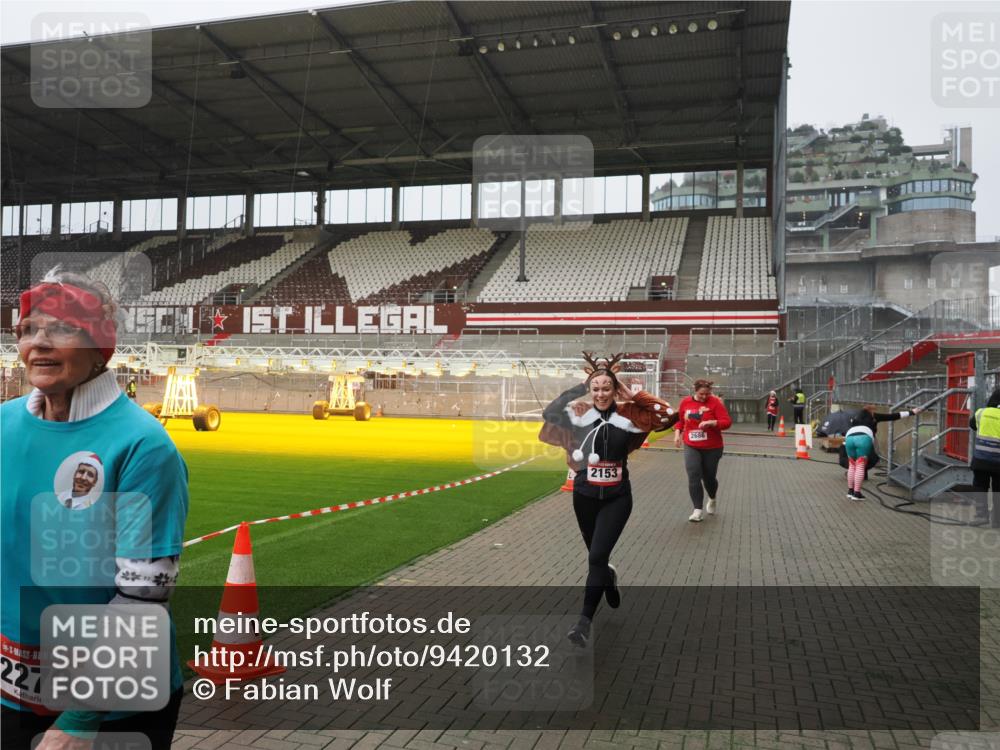 07.12.2025 - St. Pauli X-Mass-Run No. 15 Fabian Wolf http://msf.ph/oto/9420132 07.12.2025 11:37:13 Ziel 484, 991, 1280, 2022, 2153, 2279, 2686, 3931 meine-sportfotos.de