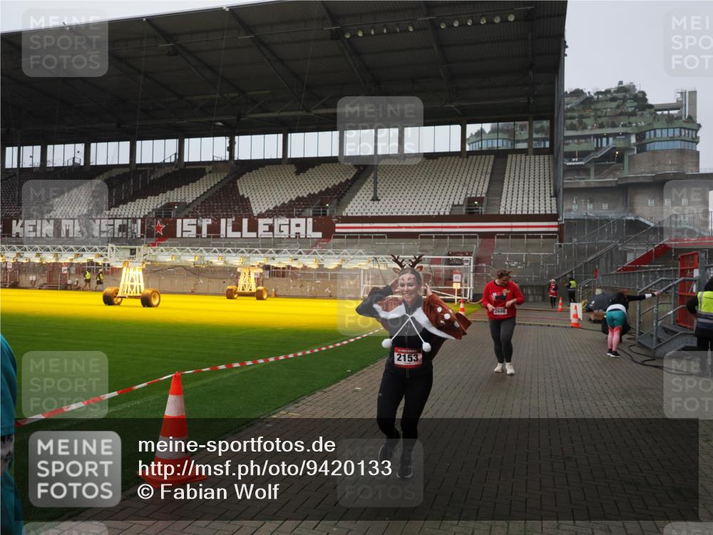 07.12.2025 - St. Pauli X-Mass-Run No. 15 Fabian Wolf http://msf.ph/oto/9420133 07.12.2025 11:37:13 Ziel 484, 991, 1280, 2022, 2153, 2279, 2686, 3931 meine-sportfotos.de