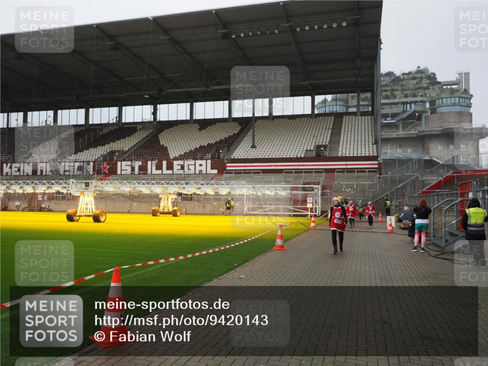 07.12.2025 - St. Pauli X-Mass-Run No. 15 Fabian Wolf http://msf.ph/oto/9420143 07.12.2025 11:37:27 Ziel 544, 857, 2153, 2810 meine-sportfotos.de