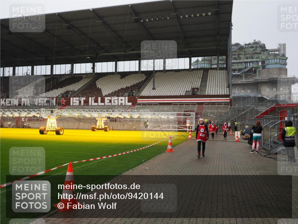 07.12.2025 - St. Pauli X-Mass-Run No. 15 Fabian Wolf http://msf.ph/oto/9420144 07.12.2025 11:37:28 Ziel 544, 857, 2810, 3916 meine-sportfotos.de