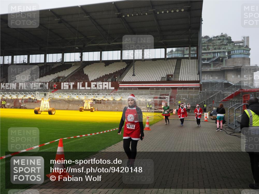 07.12.2025 - St. Pauli X-Mass-Run No. 15 Fabian Wolf http://msf.ph/oto/9420148 07.12.2025 11:37:31 Ziel 544, 857, 1154, 2810, 3916 meine-sportfotos.de