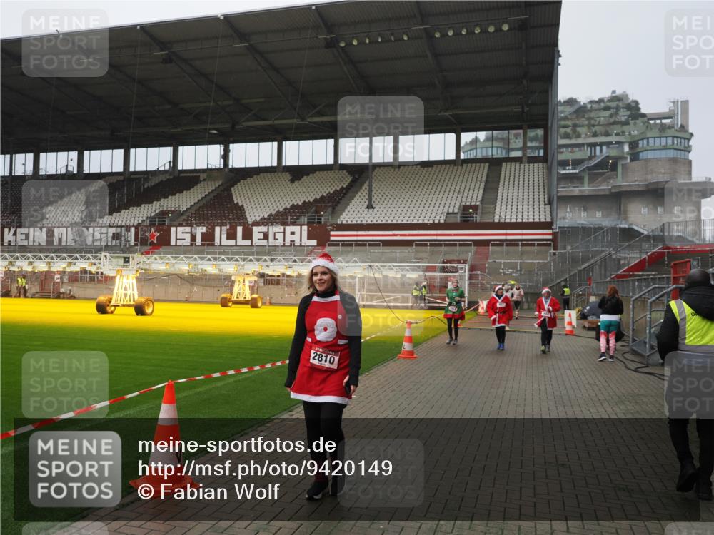 07.12.2025 - St. Pauli X-Mass-Run No. 15 Fabian Wolf http://msf.ph/oto/9420149 07.12.2025 11:37:32 Ziel 544, 857, 1154, 2810, 3916 meine-sportfotos.de