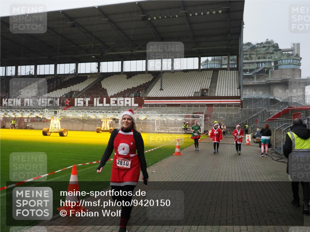 07.12.2025 - St. Pauli X-Mass-Run No. 15 Fabian Wolf http://msf.ph/oto/9420150 07.12.2025 11:37:32 Ziel 544, 857, 1154, 2810, 3916 meine-sportfotos.de