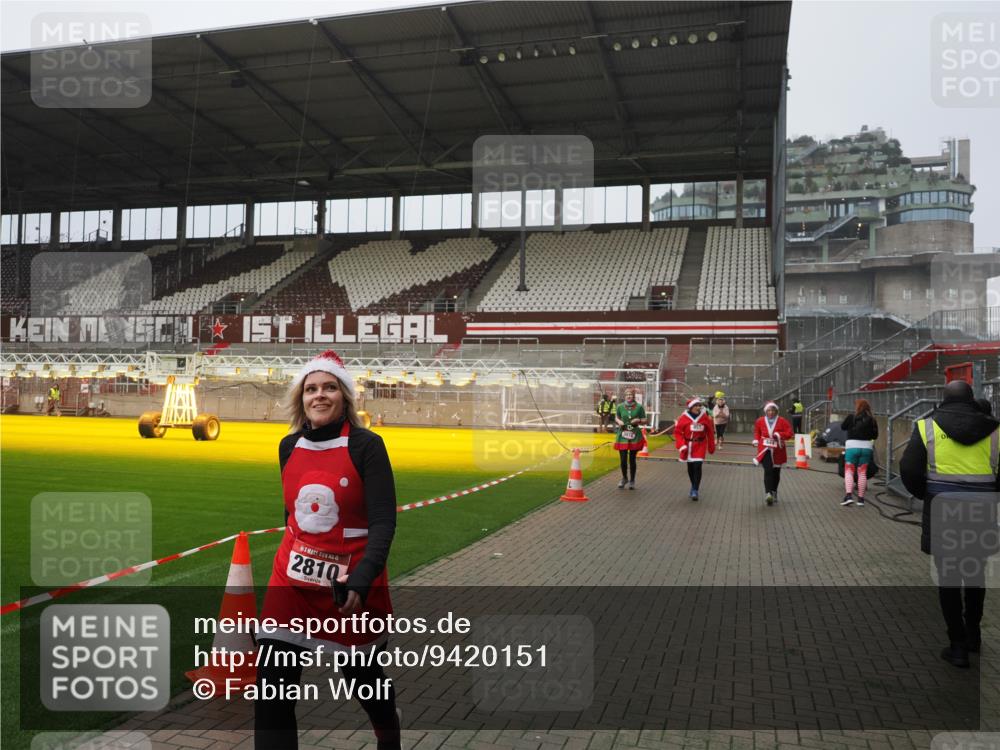 07.12.2025 - St. Pauli X-Mass-Run No. 15 Fabian Wolf http://msf.ph/oto/9420151 07.12.2025 11:37:33 Ziel 544, 857, 1154, 1156, 2810, 3916 meine-sportfotos.de