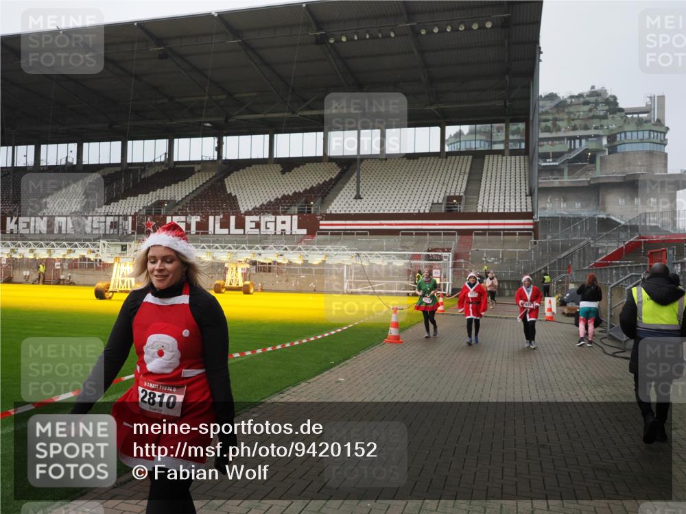 07.12.2025 - St. Pauli X-Mass-Run No. 15 Fabian Wolf http://msf.ph/oto/9420152 07.12.2025 11:37:33 Ziel 544, 857, 1154, 1156, 2810, 3916 meine-sportfotos.de