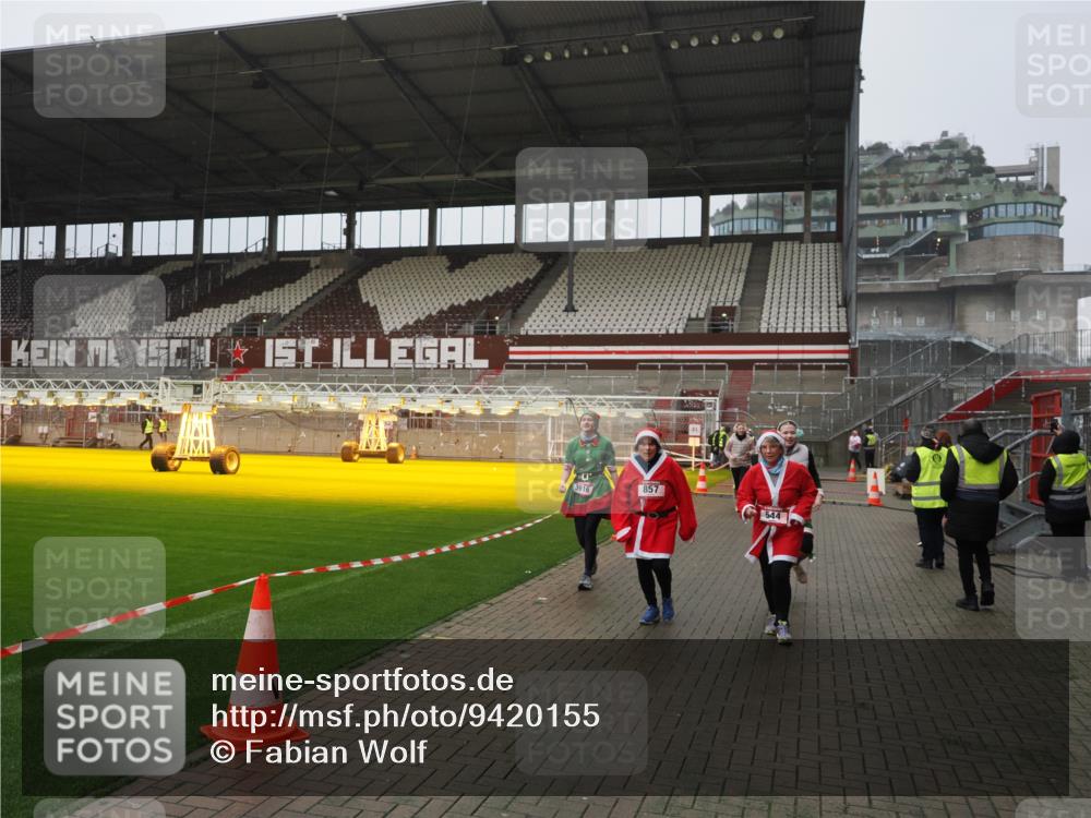 07.12.2025 - St. Pauli X-Mass-Run No. 15 Fabian Wolf http://msf.ph/oto/9420155 07.12.2025 11:37:36 Ziel 544, 857, 1154, 1156, 2810, 3916 meine-sportfotos.de