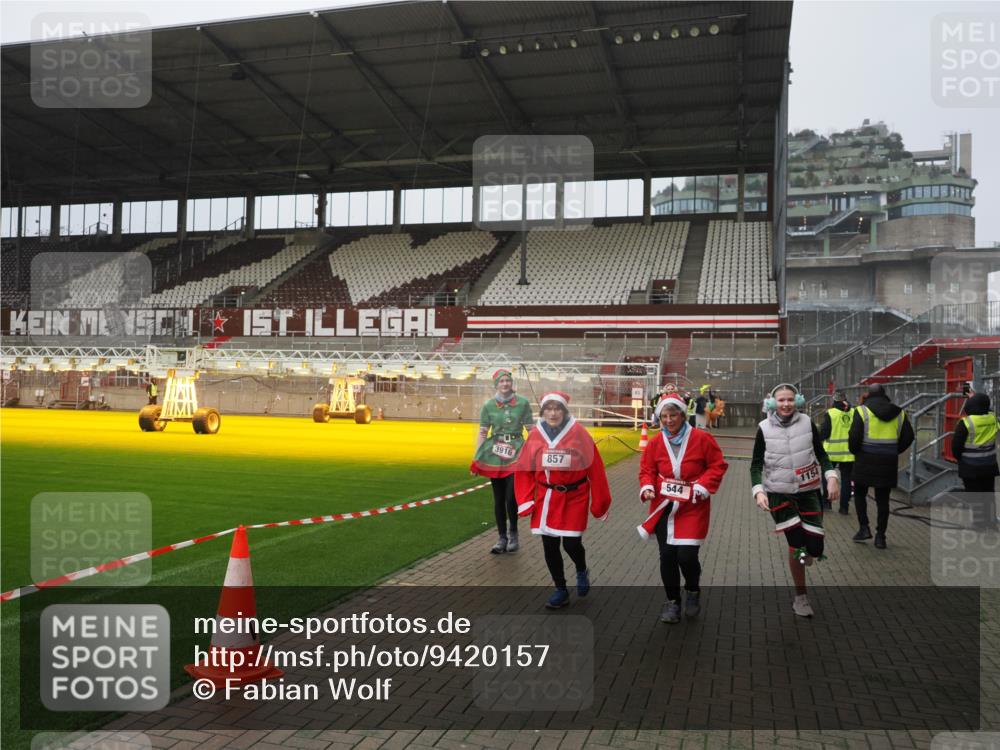 07.12.2025 - St. Pauli X-Mass-Run No. 15 Fabian Wolf http://msf.ph/oto/9420157 07.12.2025 11:37:37 Ziel 544, 857, 1154, 1156, 2810, 3916 meine-sportfotos.de