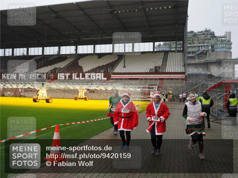 07.12.2025 - St. Pauli X-Mass-Run No. 15 Fabian Wolf http://msf.ph/oto/9420159 07.12.2025 11:37:37 Ziel 544, 857, 1154, 1156, 2810, 3916 meine-sportfotos.de