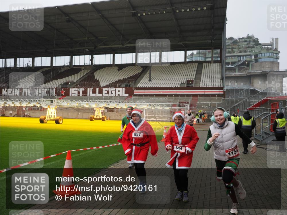 07.12.2025 - St. Pauli X-Mass-Run No. 15 Fabian Wolf http://msf.ph/oto/9420161 07.12.2025 11:37:37 Ziel 544, 857, 1154, 1156, 2810, 3916 meine-sportfotos.de