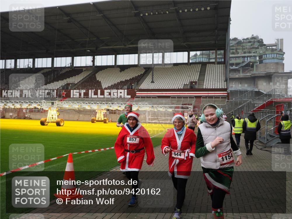 07.12.2025 - St. Pauli X-Mass-Run No. 15 Fabian Wolf http://msf.ph/oto/9420162 07.12.2025 11:37:38 Ziel 544, 857, 1154, 1156, 3916 meine-sportfotos.de