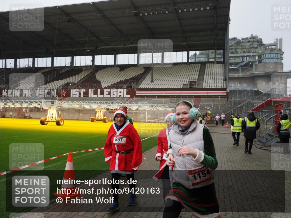 07.12.2025 - St. Pauli X-Mass-Run No. 15 Fabian Wolf http://msf.ph/oto/9420163 07.12.2025 11:37:38 Ziel 544, 857, 1154, 1156, 3916 meine-sportfotos.de