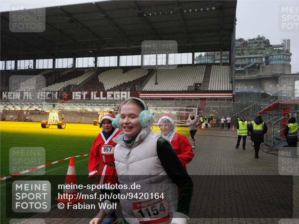 07.12.2025 - St. Pauli X-Mass-Run No. 15 Fabian Wolf http://msf.ph/oto/9420164 07.12.2025 11:37:38 Ziel 544, 857, 1154, 1156, 3916 meine-sportfotos.de